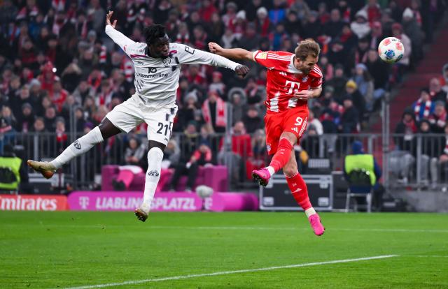 14 December 2025, Bavaria, Munich: Bayern Munich's Harry Kane (R) and Mainz's Bayern Munich battle for the ball during the German Bundesliga soccer match between Bayern Munich and FSV Mainz 05 at the Allianz Arena. Photo: Sven Hoppe/dpa - WICHTIGER HINWEIS: Gemäß den Vorgaben der DFL Deutsche Fußball Liga bzw. des DFB Deutscher Fußball-Bund ist es untersagt, in dem Stadion und/oder vom Spiel angefertigte Fotoaufnahmen in Form von Sequenzbildern und/oder videoähnlichen Fotostrecken zu verwerten bzw. verwerten zu lassen.