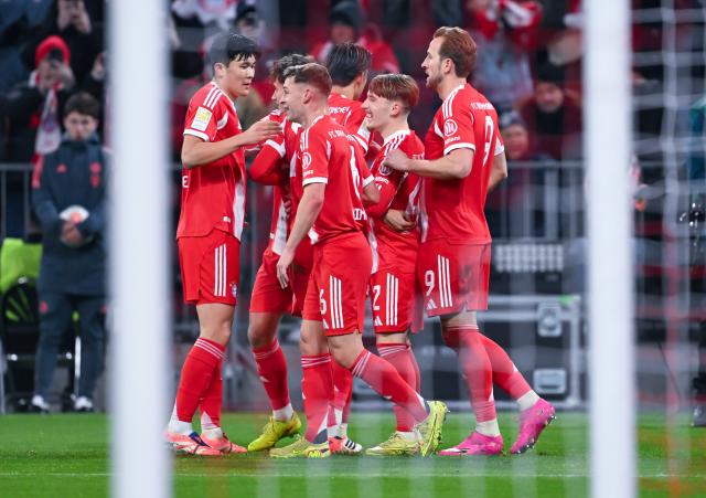 14 December 2025, Bavaria, Munich: Bayern Munich players celebrate with teammate Lennart Karl after scoring his side's first goal of the game during the German Bundesliga soccer match between Bayern Munich and FSV Mainz 05 at the Allianz Arena. Photo: Sven Hoppe/dpa - WICHTIGER HINWEIS: Gemäß den Vorgaben der DFL Deutsche Fußball Liga bzw. des DFB Deutscher Fußball-Bund ist es untersagt, in dem Stadion und/oder vom Spiel angefertigte Fotoaufnahmen in Form von Sequenzbildern und/oder videoähnlichen Fotostrecken zu verwerten bzw. verwerten zu lassen.