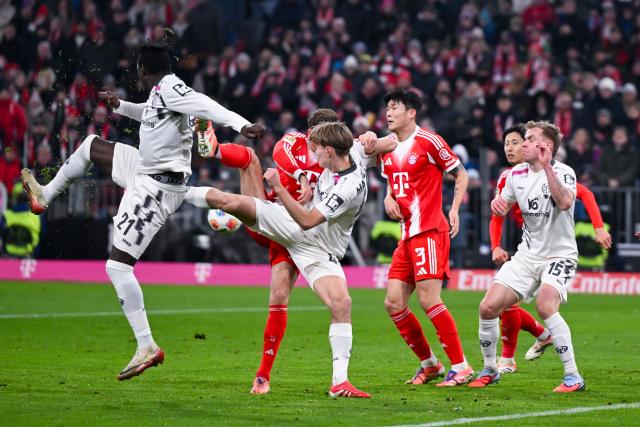 14 December 2025, Bavaria, Munich: Bayern Munich players and Mainz battle for the ball during the German Bundesliga soccer match between Bayern Munich and FSV Mainz 05 at the Allianz Arena. Photo: Sven Hoppe/dpa - WICHTIGER HINWEIS: Gemäß den Vorgaben der DFL Deutsche Fußball Liga bzw. des DFB Deutscher Fußball-Bund ist es untersagt, in dem Stadion und/oder vom Spiel angefertigte Fotoaufnahmen in Form von Sequenzbildern und/oder videoähnlichen Fotostrecken zu verwerten bzw. verwerten zu lassen.