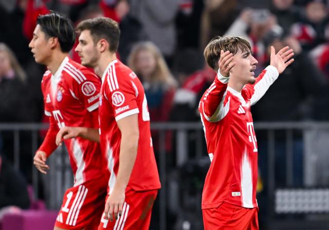 14 December 2025, Bavaria, Munich: (L-R) Bayern Munich's Lennart Karl, Josip Stanisic and Hiroki Ito celebrate their side's first goal of the game during the German Bundesliga soccer match between Bayern Munich and FSV Mainz 05 at the Allianz Arena. Photo: Sven Hoppe/dpa - WICHTIGER HINWEIS: Gemäß den Vorgaben der DFL Deutsche Fußball Liga bzw. des DFB Deutscher Fußball-Bund ist es untersagt, in dem Stadion und/oder vom Spiel angefertigte Fotoaufnahmen in Form von Sequenzbildern und/oder videoähnlichen Fotostrecken zu verwerten bzw. verwerten zu lassen.