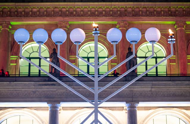 14 December 2025, Lower Saxony, Hanover: The Jewish community's menorah lights up on Opera Square to mark the start of Hanukkah, the eight-day festival of lights commemorating the rededication of the Temple in Jerusalem in 165 BC. Photo: Moritz Frankenberg/dpa