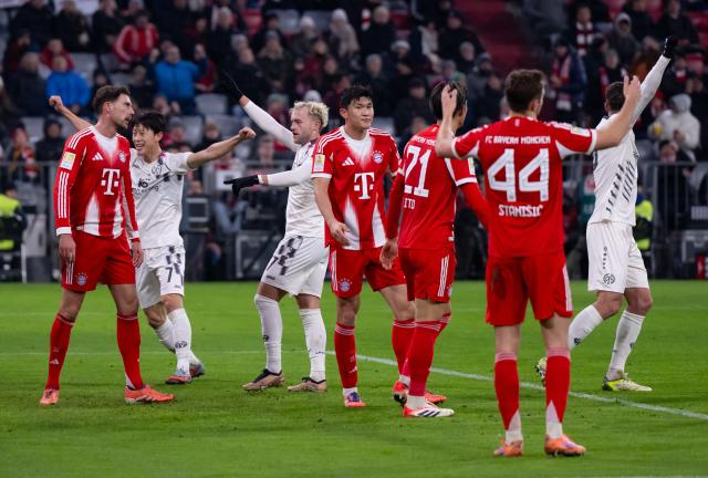 14 December 2025, Bavaria, Munich: Mainz players celebrate their side's first goal of the game during the German Bundesliga soccer match between Bayern Munich and FSV Mainz 05 at the Allianz Arena. Photo: Sven Hoppe/dpa - WICHTIGER HINWEIS: Gemäß den Vorgaben der DFL Deutsche Fußball Liga bzw. des DFB Deutscher Fußball-Bund ist es untersagt, in dem Stadion und/oder vom Spiel angefertigte Fotoaufnahmen in Form von Sequenzbildern und/oder videoähnlichen Fotostrecken zu verwerten bzw. verwerten zu lassen.