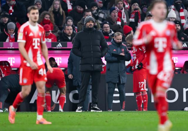14 December 2025, Bavaria, Munich: Bayern Munich coach Vincent Kompany watches the match from the touchlines during the German Bundesliga soccer match between Bayern Munich and FSV Mainz 05 at the Allianz Arena. Photo: Sven Hoppe/dpa - WICHTIGER HINWEIS: Gemäß den Vorgaben der DFL Deutsche Fußball Liga bzw. des DFB Deutscher Fußball-Bund ist es untersagt, in dem Stadion und/oder vom Spiel angefertigte Fotoaufnahmen in Form von Sequenzbildern und/oder videoähnlichen Fotostrecken zu verwerten bzw. verwerten zu lassen.
