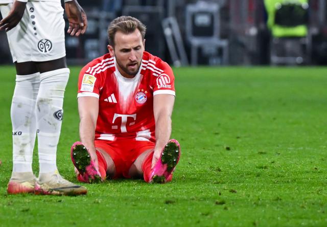 14 December 2025, Bavaria, Munich: Bayern Munich's Harry Kane sits on the pitch during the German Bundesliga soccer match between Bayern Munich and FSV Mainz 05 at the Allianz Arena. Photo: Sven Hoppe/dpa - WICHTIGER HINWEIS: Gemäß den Vorgaben der DFL Deutsche Fußball Liga bzw. des DFB Deutscher Fußball-Bund ist es untersagt, in dem Stadion und/oder vom Spiel angefertigte Fotoaufnahmen in Form von Sequenzbildern und/oder videoähnlichen Fotostrecken zu verwerten bzw. verwerten zu lassen.