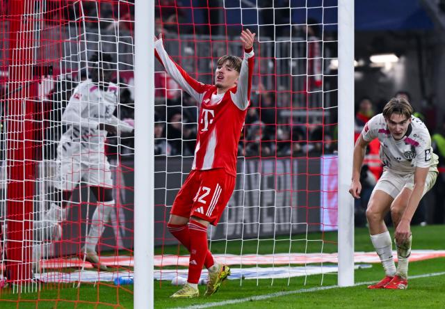 14 December 2025, Bavaria, Munich: Bayern Munich's Lennart Karl gestures on the pitch during the German Bundesliga soccer match between Bayern Munich and FSV Mainz 05 at the Allianz Arena. Photo: Sven Hoppe/dpa - WICHTIGER HINWEIS: Gemäß den Vorgaben der DFL Deutsche Fußball Liga bzw. des DFB Deutscher Fußball-Bund ist es untersagt, in dem Stadion und/oder vom Spiel angefertigte Fotoaufnahmen in Form von Sequenzbildern und/oder videoähnlichen Fotostrecken zu verwerten bzw. verwerten zu lassen.