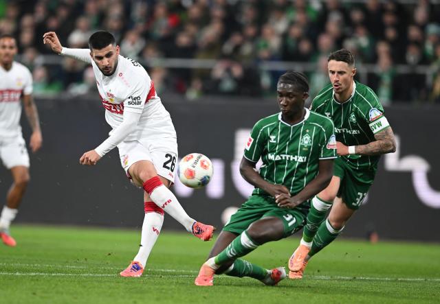 14 December 2025, Bremen: Werder Bremen's Marco Friedl (R) and Werder Bremen's battle for the ball against Stuttgart's Deniz Undav (L) during the German Bundesliga soccer match between Werder Bremen and VfB Stuttgart at Weser Stadium. Photo: Carmen Jaspersen/dpa - WICHTIGER HINWEIS: Gemäß den Vorgaben der DFL Deutsche Fußball Liga bzw. des DFB Deutscher Fußball-Bund ist es untersagt, in dem Stadion und/oder vom Spiel angefertigte Fotoaufnahmen in Form von Sequenzbildern und/oder videoähnlichen Fotostrecken zu verwerten bzw. verwerten zu lassen.
