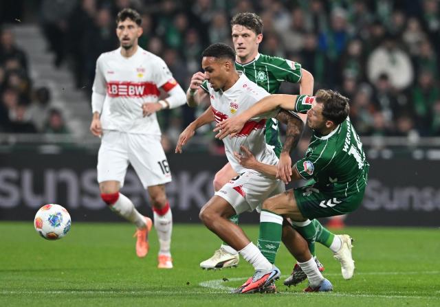 14 December 2025, Bremen: Werder Bremen's Senne Lynen (R) and Werder Bremen's Jens Stage battle for the ball against Stuttgart's Nikolas Nartey (L) during the German Bundesliga soccer match between Werder Bremen and VfB Stuttgart at Weser Stadium. Photo: Carmen Jaspersen/dpa - WICHTIGER HINWEIS: Gemäß den Vorgaben der DFL Deutsche Fußball Liga bzw. des DFB Deutscher Fußball-Bund ist es untersagt, in dem Stadion und/oder vom Spiel angefertigte Fotoaufnahmen in Form von Sequenzbildern und/oder videoähnlichen Fotostrecken zu verwerten bzw. verwerten zu lassen.