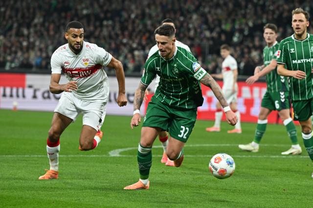 14 December 2025, Bremen: Werder Bremen's Marco Friedl (R) and Stuttgart's Josha Vagnoman battle for the ball during the German Bundesliga soccer match between Werder Bremen and VfB Stuttgart at Weser Stadium. Photo: Carmen Jaspersen/dpa - WICHTIGER HINWEIS: Gemäß den Vorgaben der DFL Deutsche Fußball Liga bzw. des DFB Deutscher Fußball-Bund ist es untersagt, in dem Stadion und/oder vom Spiel angefertigte Fotoaufnahmen in Form von Sequenzbildern und/oder videoähnlichen Fotostrecken zu verwerten bzw. verwerten zu lassen.