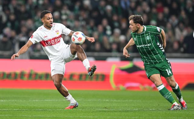 14 December 2025, Bremen: Werder Bremen's Senne Lynen and Stuttgart's Nikolas Nartey battle for the ball during the German Bundesliga soccer match between Werder Bremen and VfB Stuttgart at Weser Stadium. Photo: Carmen Jaspersen/dpa - WICHTIGER HINWEIS: Gemäß den Vorgaben der DFL Deutsche Fußball Liga bzw. des DFB Deutscher Fußball-Bund ist es untersagt, in dem Stadion und/oder vom Spiel angefertigte Fotoaufnahmen in Form von Sequenzbildern und/oder videoähnlichen Fotostrecken zu verwerten bzw. verwerten zu lassen.