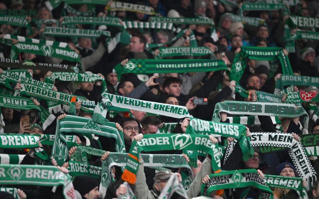 14 December 2025, Bremen: Werder fans hold up the scarf during the Werder song during the German Bundesliga soccer match between Werder Bremen and VfB Stuttgart at Weser Stadium. Photo: Carmen Jaspersen/dpa - WICHTIGER HINWEIS: Gemäß den Vorgaben der DFL Deutsche Fußball Liga bzw. des DFB Deutscher Fußball-Bund ist es untersagt, in dem Stadion und/oder vom Spiel angefertigte Fotoaufnahmen in Form von Sequenzbildern und/oder videoähnlichen Fotostrecken zu verwerten bzw. verwerten zu lassen.