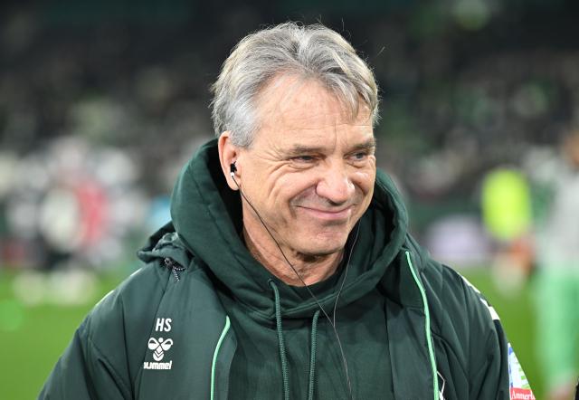 14 December 2025, Bremen: Werder Bremen's coach Horst Steffen speaks during a pre-match interview ahead of the German Bundesliga soccer match between Werder Bremen and VfB Stuttgart at Weser Stadium. Photo: Carmen Jaspersen/dpa - WICHTIGER HINWEIS: Gemäß den Vorgaben der DFL Deutsche Fußball Liga bzw. des DFB Deutscher Fußball-Bund ist es untersagt, in dem Stadion und/oder vom Spiel angefertigte Fotoaufnahmen in Form von Sequenzbildern und/oder videoähnlichen Fotostrecken zu verwerten bzw. verwerten zu lassen.