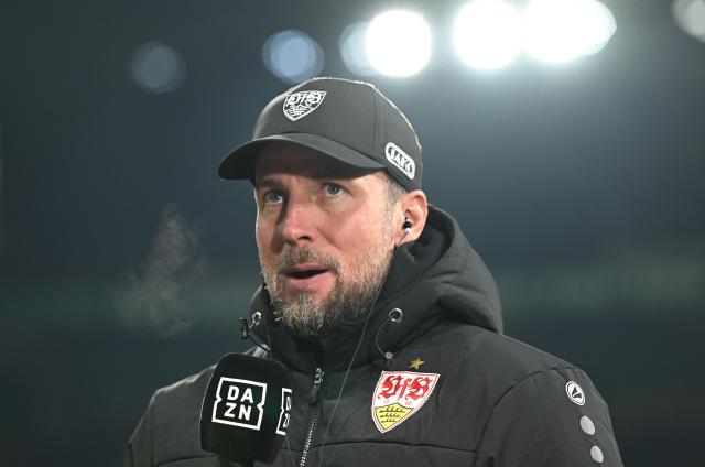 14 December 2025, Bremen: Stuttgart coach Sebastian Hoeness speaks during a pre-match interview ahead of the German Bundesliga soccer match between Werder Bremen and VfB Stuttgart at Weser Stadium. Photo: Carmen Jaspersen/dpa - WICHTIGER HINWEIS: Gemäß den Vorgaben der DFL Deutsche Fußball Liga bzw. des DFB Deutscher Fußball-Bund ist es untersagt, in dem Stadion und/oder vom Spiel angefertigte Fotoaufnahmen in Form von Sequenzbildern und/oder videoähnlichen Fotostrecken zu verwerten bzw. verwerten zu lassen.