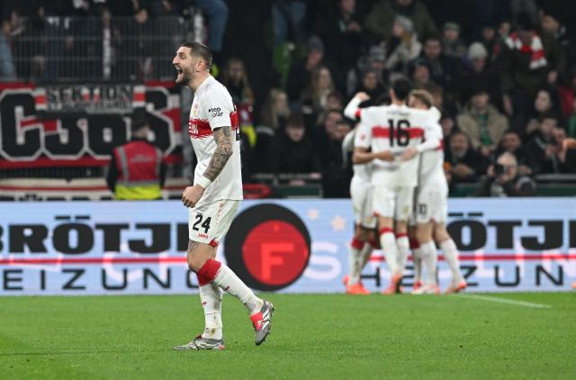 14 December 2025, Bremen: Stuttgart's Josha Vagnoman celebrates after scoring his side's third goal of the game during the German Bundesliga soccer match between Werder Bremen and VfB Stuttgart at Weser Stadium. Photo: Carmen Jaspersen/dpa - WICHTIGER HINWEIS: Gemäß den Vorgaben der DFL Deutsche Fußball Liga bzw. des DFB Deutscher Fußball-Bund ist es untersagt, in dem Stadion und/oder vom Spiel angefertigte Fotoaufnahmen in Form von Sequenzbildern und/oder videoähnlichen Fotostrecken zu verwerten bzw. verwerten zu lassen.