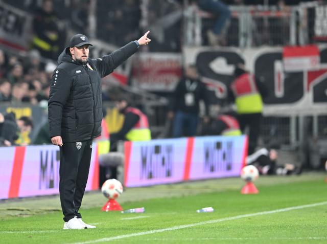 14 December 2025, Bremen: Stuttgart's coach Sebastian Hoeness gestures to his players from the touchline during the German Bundesliga soccer match between Werder Bremen and VfB Stuttgart at Weser Stadium. Photo: Carmen Jaspersen/dpa - WICHTIGER HINWEIS: Gemäß den Vorgaben der DFL Deutsche Fußball Liga bzw. des DFB Deutscher Fußball-Bund ist es untersagt, in dem Stadion und/oder vom Spiel angefertigte Fotoaufnahmen in Form von Sequenzbildern und/oder videoähnlichen Fotostrecken zu verwerten bzw. verwerten zu lassen.