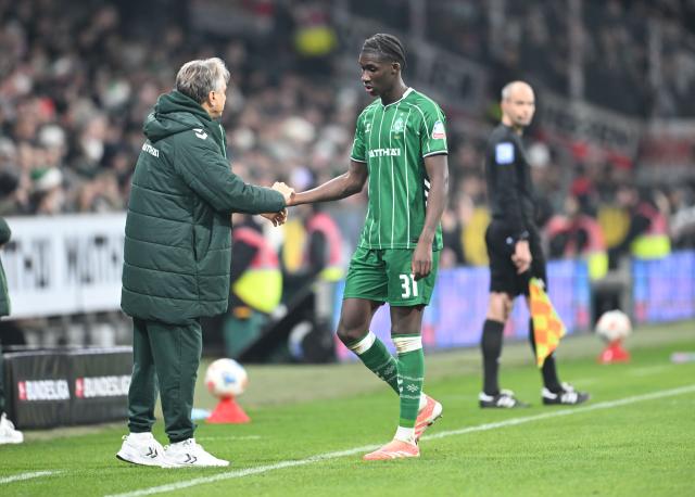 14 December 2025, Bremen: Werder Bremen's Karim Coulibaly leaves the pitch after a yellow/red card and claps with coach Horst Steffen during the German Bundesliga soccer match between Werder Bremen and VfB Stuttgart at Weser Stadium. Photo: Carmen Jaspersen/dpa - WICHTIGER HINWEIS: Gemäß den Vorgaben der DFL Deutsche Fußball Liga bzw. des DFB Deutscher Fußball-Bund ist es untersagt, in dem Stadion und/oder vom Spiel angefertigte Fotoaufnahmen in Form von Sequenzbildern und/oder videoähnlichen Fotostrecken zu verwerten bzw. verwerten zu lassen.