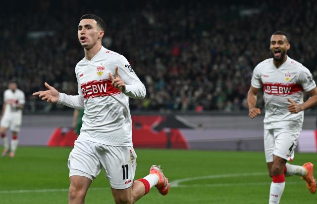 14 December 2025, Bremen: Stuttgart's Bilal El Khannouss (L) celebrates his goal with teammate Josha Vagnoman during the German Bundesliga soccer match between Werder Bremen and VfB Stuttgart at Weser Stadium. Photo: Carmen Jaspersen/dpa - WICHTIGER HINWEIS: Gemäß den Vorgaben der DFL Deutsche Fußball Liga bzw. des DFB Deutscher Fußball-Bund ist es untersagt, in dem Stadion und/oder vom Spiel angefertigte Fotoaufnahmen in Form von Sequenzbildern und/oder videoähnlichen Fotostrecken zu verwerten bzw. verwerten zu lassen.