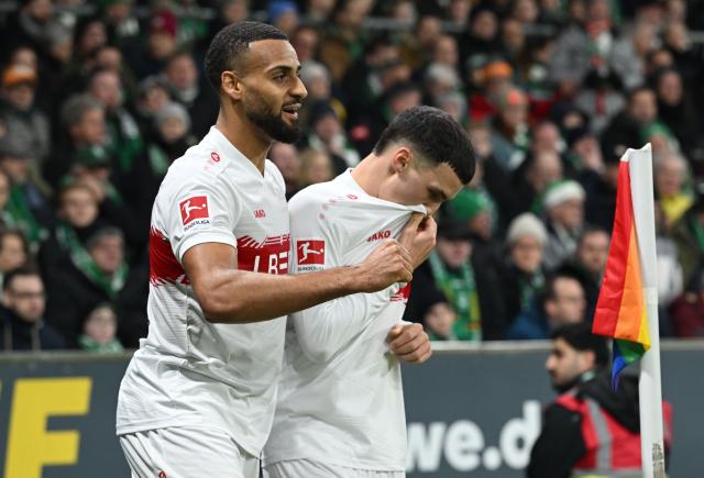 14 December 2025, Bremen: Stuttgart's Bilal El Khannouss (R) celebrates his goal with teammate Josha Vagnoman during the German Bundesliga soccer match between Werder Bremen and VfB Stuttgart at Weser Stadium. Photo: Carmen Jaspersen/dpa - WICHTIGER HINWEIS: Gemäß den Vorgaben der DFL Deutsche Fußball Liga bzw. des DFB Deutscher Fußball-Bund ist es untersagt, in dem Stadion und/oder vom Spiel angefertigte Fotoaufnahmen in Form von Sequenzbildern und/oder videoähnlichen Fotostrecken zu verwerten bzw. verwerten zu lassen.