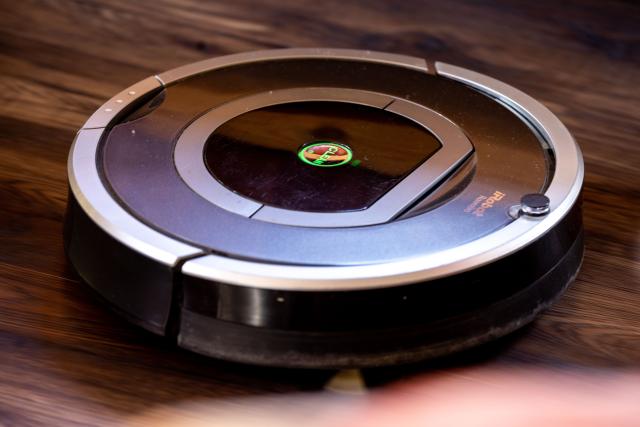 FILED - 25 October 2022, Mecklenburg-Western Pomerania, Pokrent: A vacuum robot drives through an apartment and cleans the floor. Robot vacuum cleaner pioneer iRobot has filed for bankruptcy protection in the United States and is set to be taken over by its Chinese contract manufacturer, the company said. Photo: Jens Büttner/Deutsche Presse-Agentur GmbH/dpa