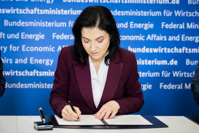 15 December 2025, Berlin: Katherina Reiche, German Minister for Economic Affairs and Energy, signs a letter of intent on cooperation between Meyer Werft and MSC Cruises at the start of a press conference on the future of Meyer Werft at the German Ministry for Economic Affairs and Energy. Photo: Christoph Soeder/dpa