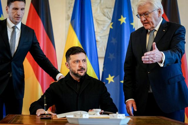 15 December 2025, Berlin: German President Frank-Walter Steinmeier receives Volodymyr Zelensky, President of Ukraine, at Bellevue Palace on the second day of the Ukraine talks in Berlin. Photo: Kay Nietfeld/dpa