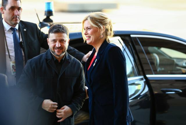 15 December 2025, Berlin: German Bundestag President, Julia Kloeckner, welcomes Ukrainian President Volodymyr Zelensky ahead of her talks at the German Bundestag, on the second day of the Ukraine talks in Berlin. Photo: Lisi Niesner/Reuters/Pool/dpa