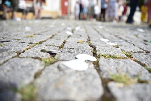 FILED - 09 August 2025, Saxony-Anhalt, Oschersleben: Paper hearts from a confetti cannon lie on the ground in front of the registry office. Wedding celebration in Germany ends in brawl, bride hospitalized Photo: Simon Kremer/dpa