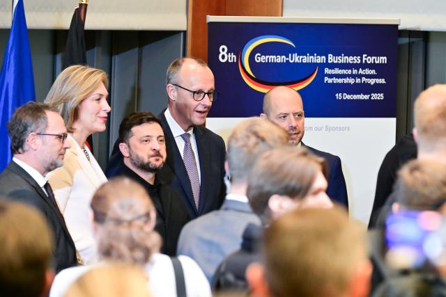 15 December 2025, Berlin: Ukrainian President Volodymyr Zelensky (3rd L) and German Chancellor Friedrich Merz (C) arrive at the conclusion of the German-Ukrainian Business Forum. At the same time, the German government is hosting delegations from the United States and Ukraine for talks on a proposed peace plan, including a possible ceasefire in Ukraine. Photo: Sebastian Christoph Gollnow/dpa