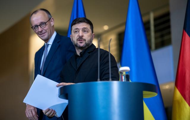15 December 2025, Berlin: Germany's Chancellor Friedrich Merz (L) and Ukrainian President Volodymyr Zelensky hold a joint press conference at the German Chancellery. Photo: Michael Kappeler/dpa