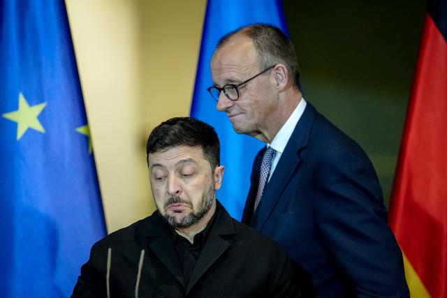 15 December 2025, Berlin: Germany's Chancellor Friedrich Merz (R) and Ukrainian President Volodymyr Zelensky hold a joint press conference at the German Chancellery. Photo: Kay Nietfeld/dpa