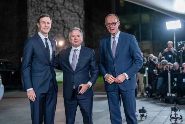 15 December 2025, Berlin: Germany's Chancellor Friedrich Merz (R) welcomes Jared Kushner (L), entrepreneur and former Chief Advisor to the US President, and Steve Witkoff, US Special Envoy, at the Chancellery. Consultations on a possible peace in Ukraine take place in Berlin. Photo: Michael Kappeler/dpa