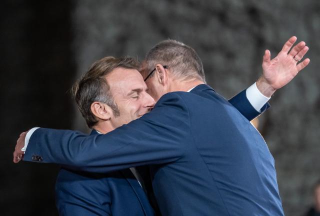 15 December 2025, Berlin: Germany's Chancellor Friedrich Merz (R) welcomes French President Emmanuel Macron at the Chancellery. Consultations on a possible peace plan in Ukraine are taking place in Berlin. Photo: Michael Kappeler/dpa