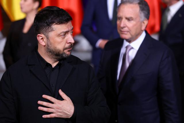 15 December 2025, Berlin: Ukrainian President Volodymyr Zelensky (C) attends a meeting with European heads of state and government, alongside representatives of the EU and NATO, at the German Chancellery. Photo: Lisi Niesner/Reuters/Pool/dpa