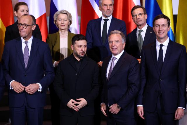 15 December 2025, Berlin: (Front, 2nd L) Ukrainian President Volodymyr Zelensky, Jared Kushner (R), US Special Envoy Steve Witkoff (2nd L) and German Chancellor Friedrich Merz (L) pose for a group photo with European Commission President Ursula von der Leyen (back, 2nd L) and Danish Prime Minister Mette Frederiksen (L) at the start of the Ukraine summit in the Federal Chancellery. Photo: Lisi Niesner/Reuters/Pool/dpa