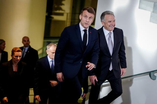 15 December 2025, Berlin: French President Emmanuel Macron (C) and US Special Envoy Steve Witkoff (R) pose for a group photo at the start of the Ukraine summit at the Federal Chancellery in Berlin. Discussions focus on a possible peace plan in Ukraine. Photo: Kay Nietfeld/dpa-Pool/dpa