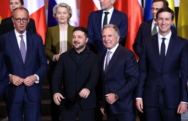 15 December 2025, Berlin: German Chancellor Friedrich Merz, European Commission President Ursula von der Leyen, Ukraine's President Volodymyr Zelenskiy, US Special Envoy Steve Witkoff and Jared Kushner, son-in-law of US President Donald Trump line up for a family photo opportunity at the Chancellery. Photo: Lisi Niesner/Reuters/Pool/dpa