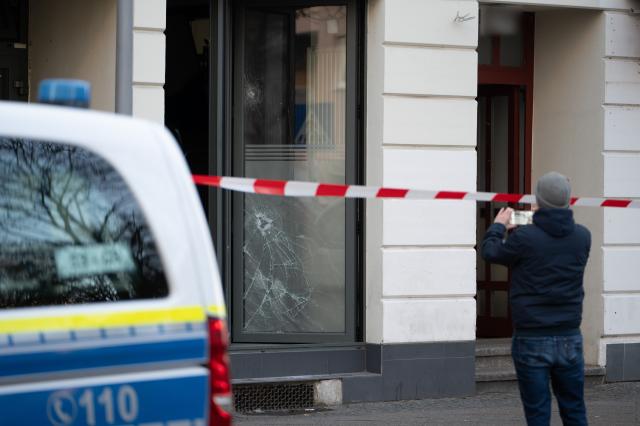 16 December 2025, Berlin: A police vehicle is parked in front of a cordoned-off bar. Unknown perpetrators have allegedly attacked a pub in Berlin-Kreuzberg with explosives. Photo: Markus Lenhardt/dpa - ATTENTION: House number has been pixelated for legal reasons