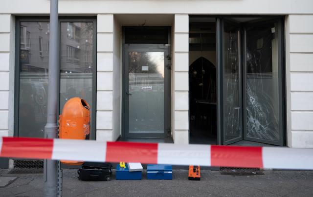 16 December 2025, Berlin: Police suitcases lie in front of a cordoned-off bar. Unknown perpetrators have allegedly attacked a pub in Berlin-Kreuzberg with explosives. Photo: Markus Lenhardt/dpa