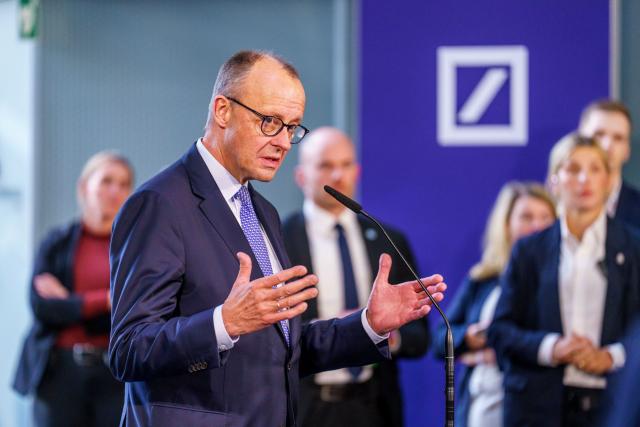 16 December 2025, Hesse, Frankfurt/Main: German Chancellor Friedrich Merz makes a closing statement at Deutsche Bank. The Minister President of Hesse received the Federal Chancellor on his inaugural visit to Hesse at Frankfurt Airport, in the new Terminal 3, which has not yet opened. Afterwards, the two heads of government met with important personalities from the Frankfurt financial center at Deutsche Bank. Photo: Andreas Arnold/dpa