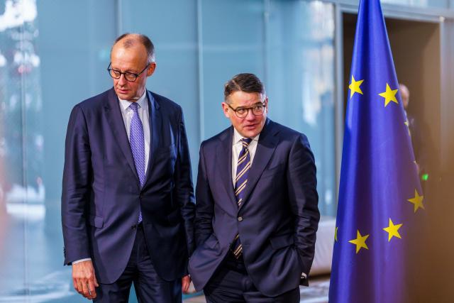 16 December 2025, Hesse, Frankfurt/Main: Federal Chancellor Friedrich Merz (L) and Boris Rhein, Minister President of Hesse, make a closing statement at Deutsche Bank. The Minister President of Hesse received the Federal Chancellor on his inaugural visit to Hesse at Frankfurt Airport, in the new Terminal 3, which has not yet opened. Afterwards, the two heads of government met with important personalities from the Frankfurt financial center at Deutsche Bank. Photo: Andreas Arnold/dpa