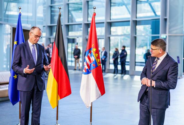 16 December 2025, Hesse, Frankfurt/Main: Friedrich Merz (L), German Chancellor, and Boris Rhein, Minister President of Hesse, make a closing statement at Deutsche Bank. The Minister President of Hesse received the Federal Chancellor on his inaugural visit to Hesse at Frankfurt Airport, in the new Terminal 3, which has not yet opened. Afterwards, the two heads of government met with important personalities from the Frankfurt financial center at Deutsche Bank. Photo: Andreas Arnold/dpa