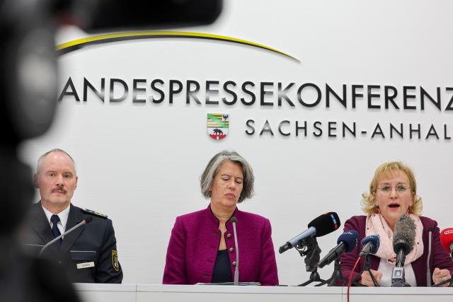 16 December 2025, Saxony-Anhalt, Magdeburg: Interior Minister Tamara Zieschang (C) speaks at the state press conference alongside Birgit Specht (R), Director of the State Office of Criminal Investigation, and Mario Schwan, State Police Director, in the state parliament. A 21-year-old man from Central Asia was taken into police custody in Magdeburg on Friday. According to the Ministry of the Interior, this was to prevent a possible attack on large crowds. The man is currently in preparatory custody. Photo: Peter Gercke/dpa