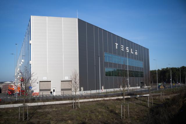 16 December 2025, Brandenburg, Grünheide: Light falls on the part of the Tesla Gigafactory Berlin-Brandenburg where parts of the battery production are located. Photo: Sebastian Gollnow/dpa