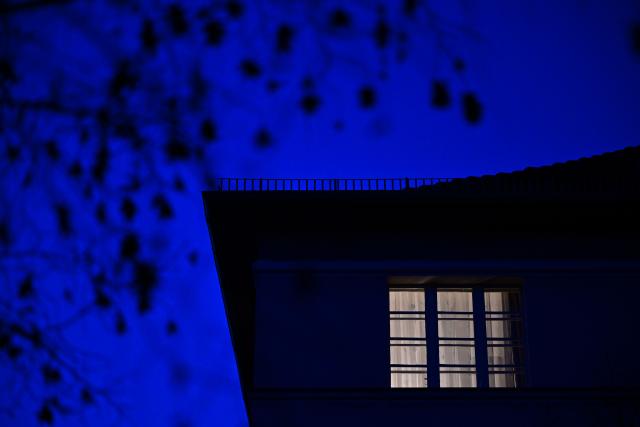 16 December 2025, Berlin: A window of an apartment building lights up. Photo: Sebastian Gollnow/dpa