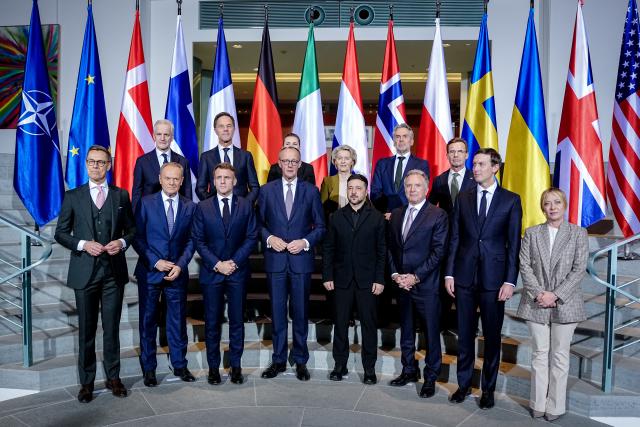 15 December 2025, Berlín;: Alexander Stubb, President of Finland; Donald Tusk, Prime Minister of Poland; Emmanuel Macron, President of France; Friedrich Merz, Chancellor of Germany; Volodymir Zelenski, President of Ukraine; Steve Witkoff, U.S. Special Envoy; Jared Kushner, businessman, former senior advisor and son-in-law of the President of the United States; and Giorgia Meloni, Prime Minister of Italy. In the second row, also from left to right: Gahr Støre, Prime Minister of Norway; Mark Rutte, NATO Secretary General; Mette Frederiksen, Prime Minister of Denmark; Ursula von der Leyen, President of the European Commission; Dick Schoof, Prime Minister of the Netherlands; and Ulf Kristersson, Prime Minister of Sweden. They all posed together for a group photo at the Berlin Chancellery at the start of talks for a possible peace agreement in Ukraine. Photo: Kay Nietfeld/dpa-Pool/dpa
