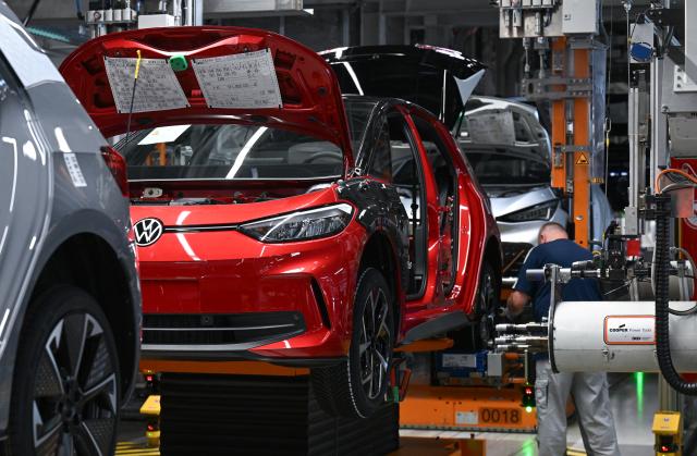FILED - 13 October 2025, Saxony, Zwickau: The ID.3 and Cupra Born electric vehicles are seen on the assembly line at the Volkswagen plant in Zwickau. Photo: Hendrik Schmidt/dpa