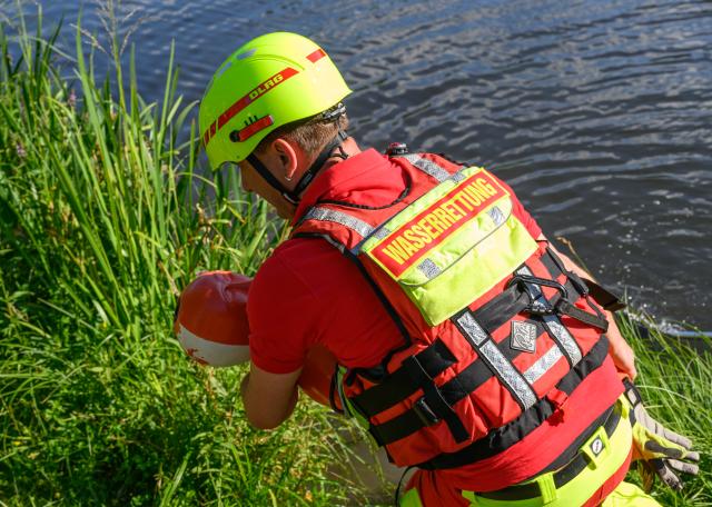 FILED - 04 July 2025, Brandenburg, Cottbus: A member of the German Life Saving Association (DLRG) water rescue team takes part in the "Zeus25" disaster control exercise in Cottbus' Spreeauenpark. Photo: Patrick Pleul/dpa