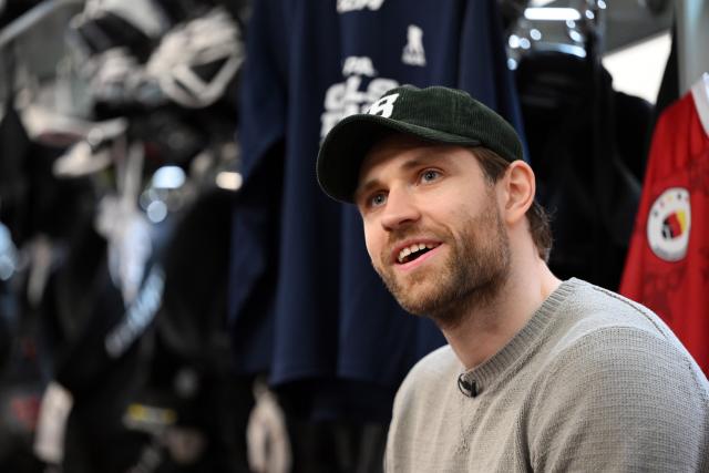 FILED - 08 July 2025, North Rhine-Westphalia, Cologne: Ice hockey star Leon Draisaitl, player for the Edmonton Oilers in the US National Hockey League, sits in the Cologne Sharks' dressing room. Photo: Federico Gambarini/dpa
