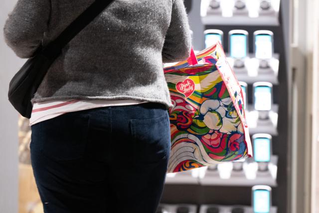 FILED - 09 December 2025, Saxony, Dresden: A woman walks into a supermarket. Photo: Sebastian Kahnert/dpa