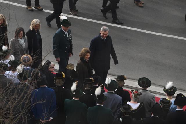 17 December 2025, Bavaria, Munich: Queen Silvia of Sweden is received by Bavaria's Prime Minister Markus Soeder on her arrival. Soeder awards the Bavarian State Medal for Social Merit to Queen Silvia. Photo: Felix Hörhager/dpa