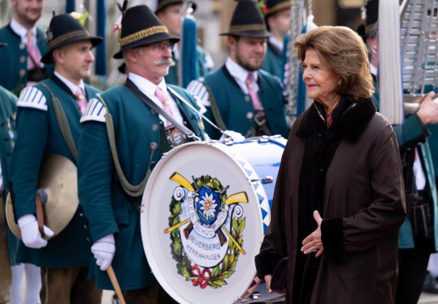17 December 2025, Bavaria, Munich: Queen Silvia of Sweden is welcomed by an honorary company of mountain riflemen and a delegation of traditional costume associations at Max-Joseph-Platz in front of the Munich Residence. Queen Silvia of Sweden receives the Bavarian State Medal for her special social commitment. Photo: Sven Hoppe/dpa